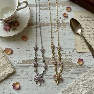 Çiçek Detaylı Kurdele Vintage Kolyeler