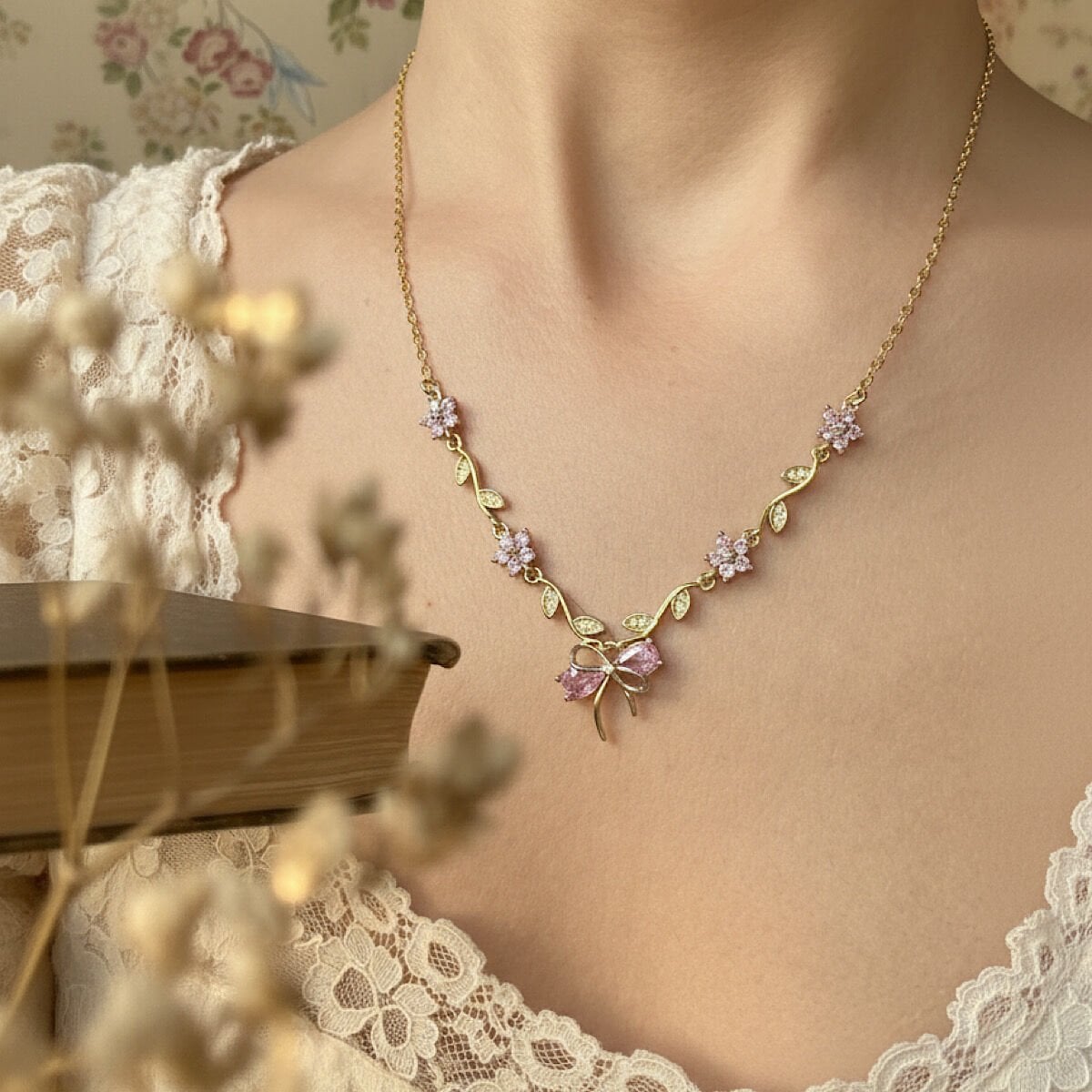 Çiçek Detaylı Kurdele Vintage Kolyeler