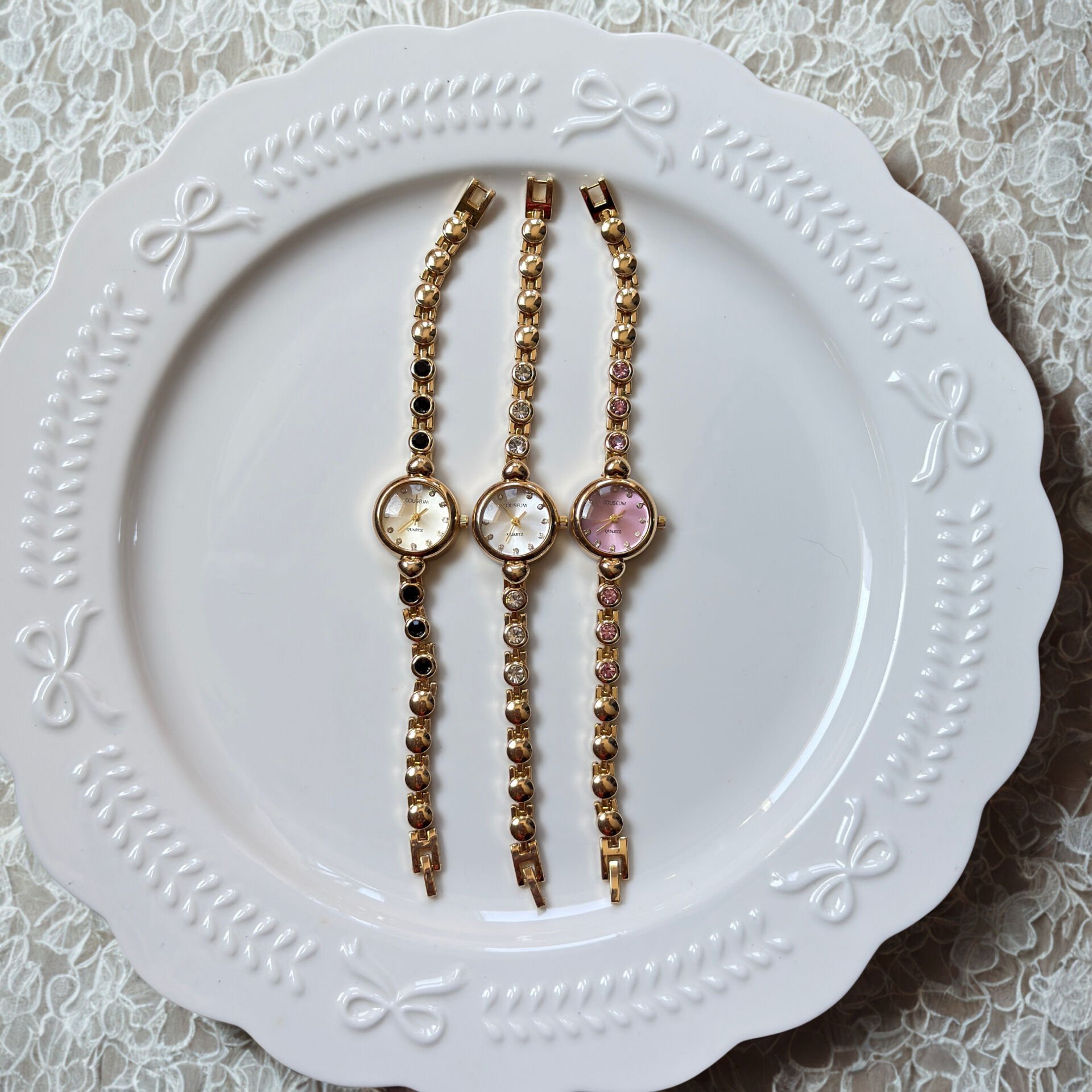 Kalp Detaylı Taş Tasarım Kordon Saatler