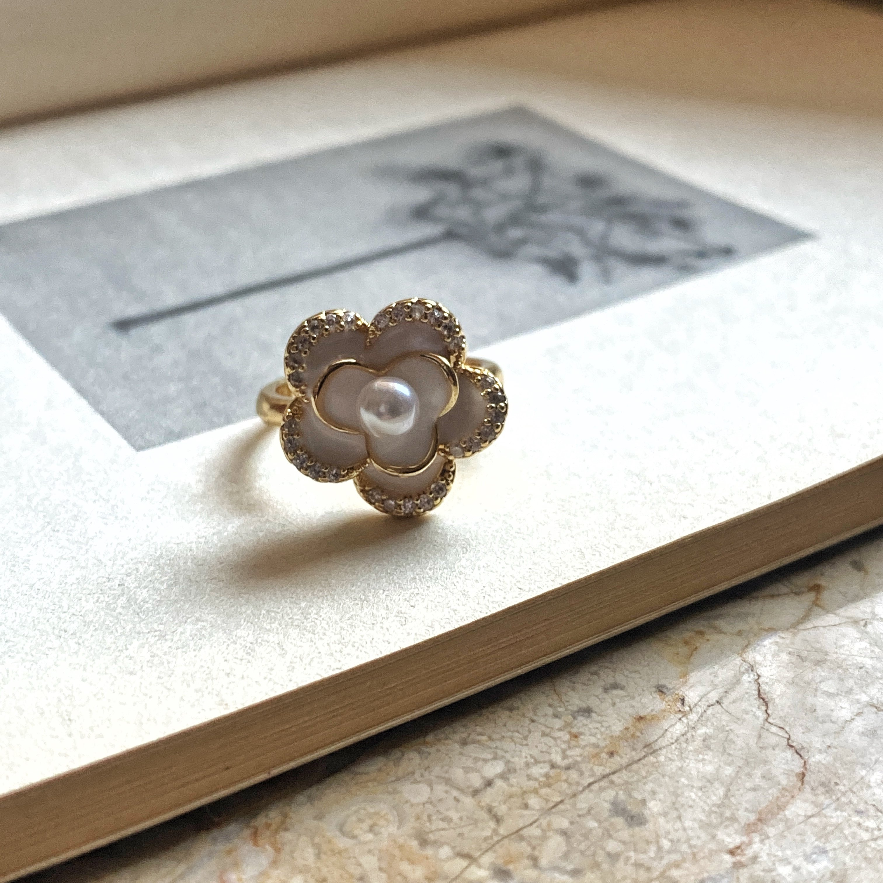 Vintage İnci Detaylı Beyaz Gül Çelik Yüzük