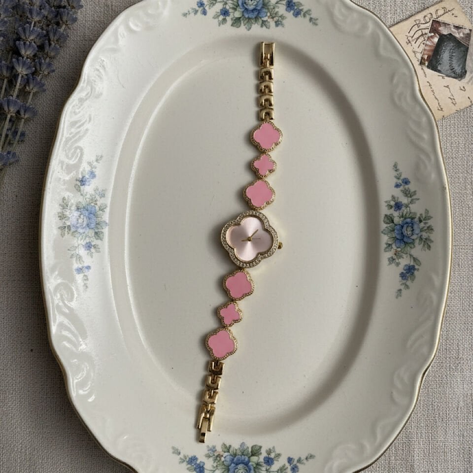 Pembe Yonca Model Taşlı Tasarım Saat