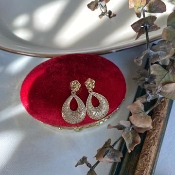 Çiçek Detaylı Taşlı Vintage Küpe
