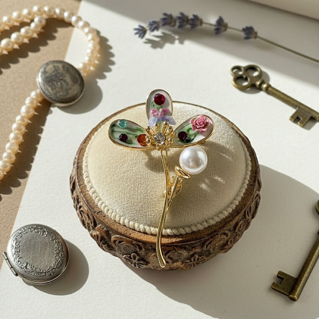 Kelebek Detaylı Çiçek Broş