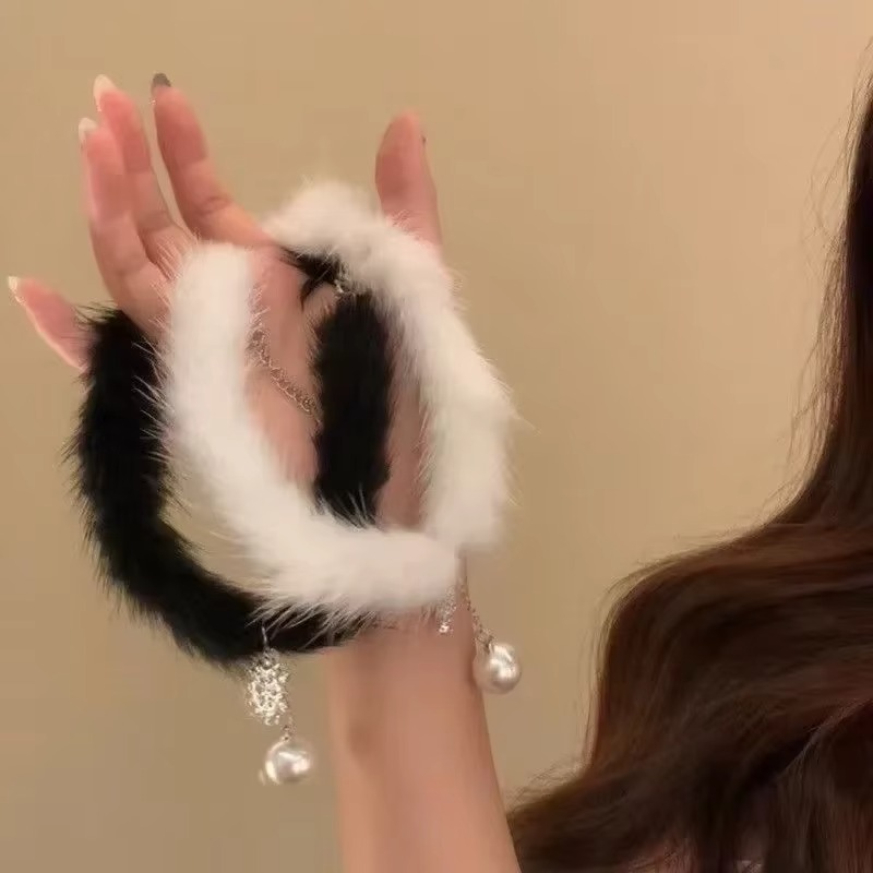 Kar Tanesi ve İnci Detaylı Tüy Kolyeler