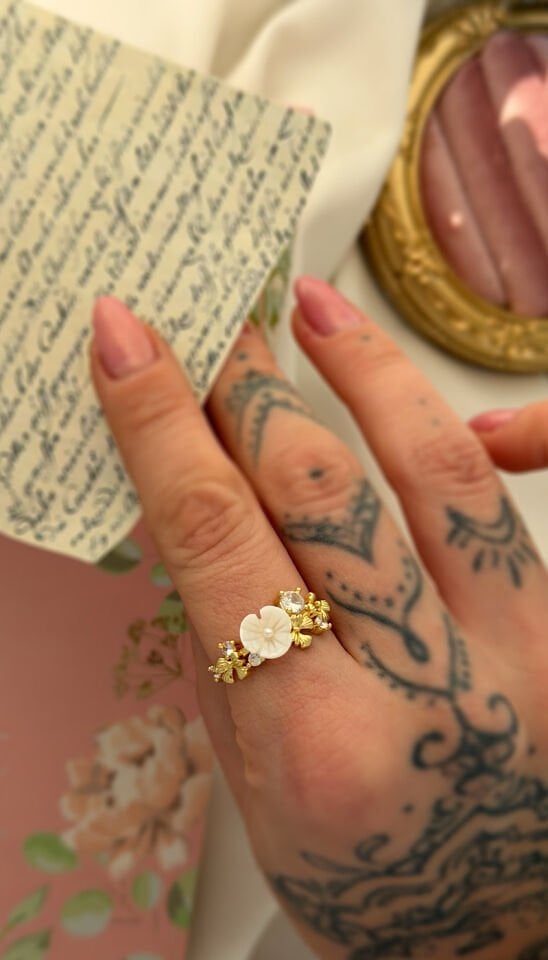 Retro Çiçek Detaylı Sedef Taşlı Pirinç Yüzük