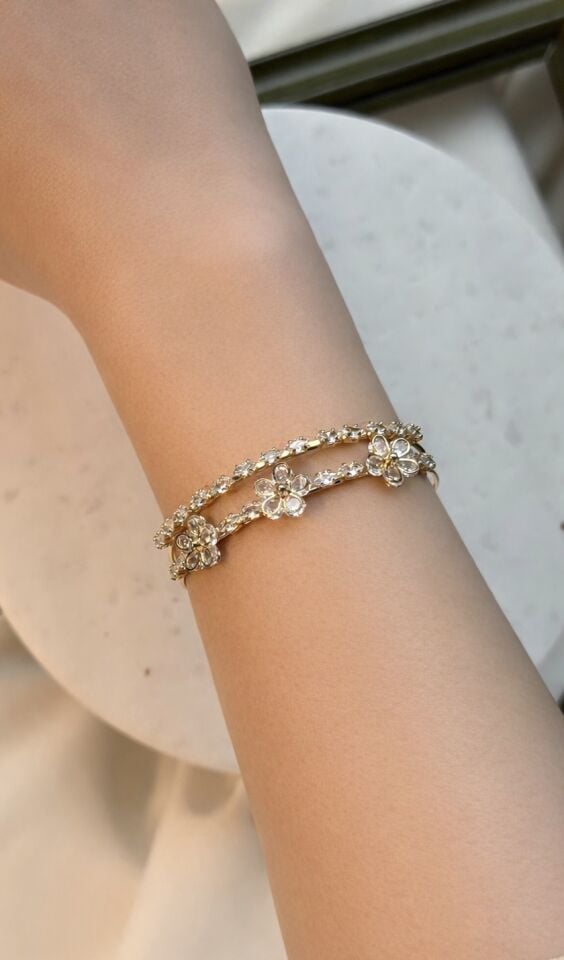 Zarif Çiçek Figürlü Taşlı Vintage Bileklik