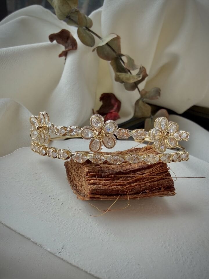 Zarif Çiçek Figürlü Taşlı Vintage Bileklik