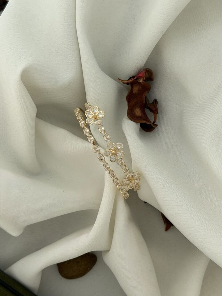Zarif Çiçek Figürlü Taşlı Vintage Bileklik