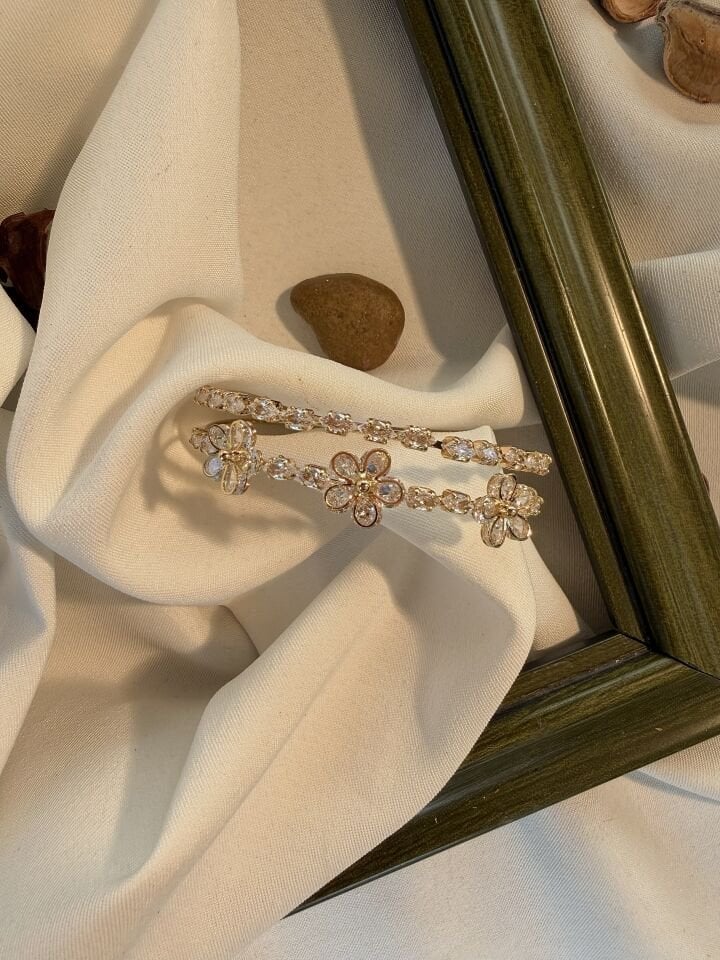 Zarif Çiçek Figürlü Taşlı Vintage Bileklik