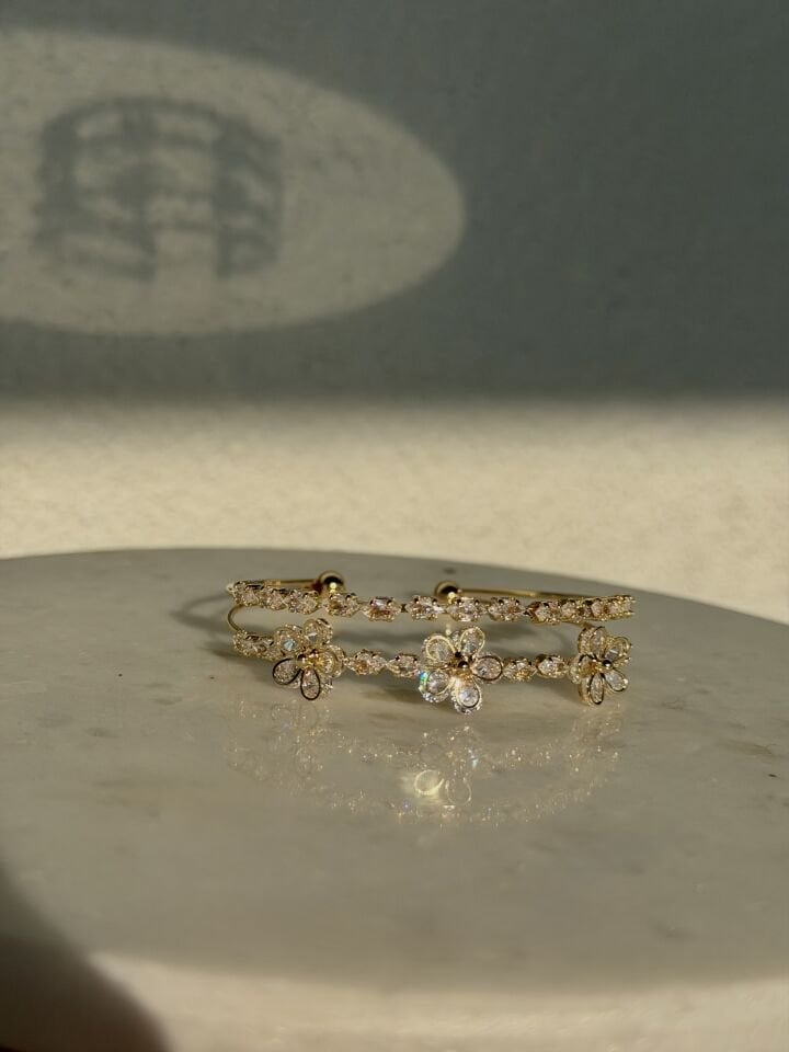 Zarif Çiçek Figürlü Taşlı Vintage Bileklik