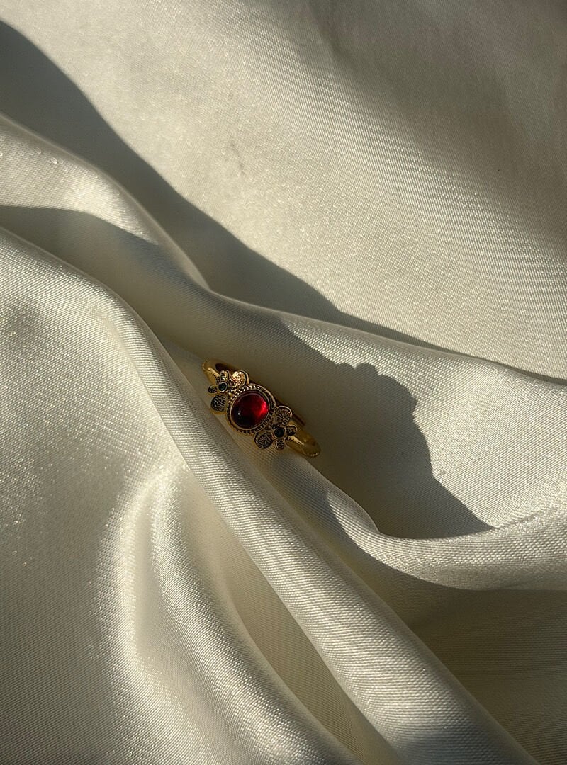 Vintage Kırmızı Taşlı Çiçek Motifli Yüzük