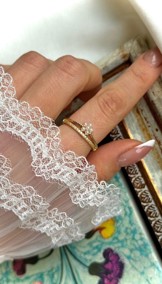 İnci Çiçek Motifli Çift Katmanlı Taşlı Yüzük