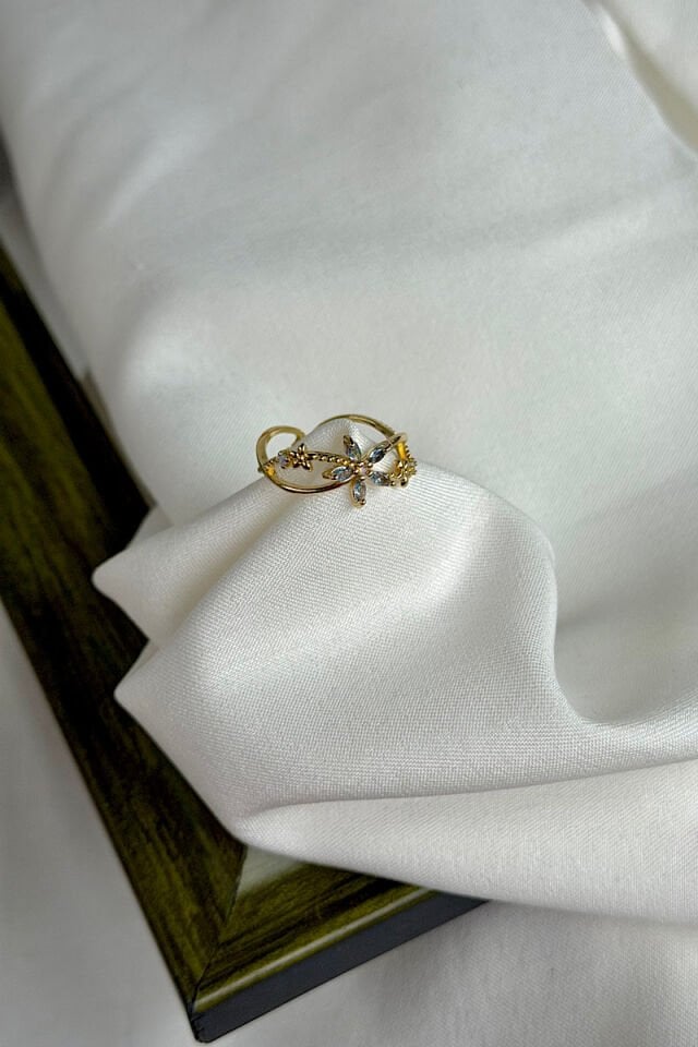 Minimal Çiçek Detaylı Mavi Taşlı Yüzük