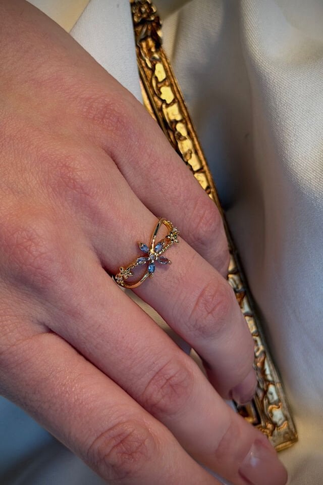 Minimal Çiçek Detaylı Mavi Taşlı Yüzük