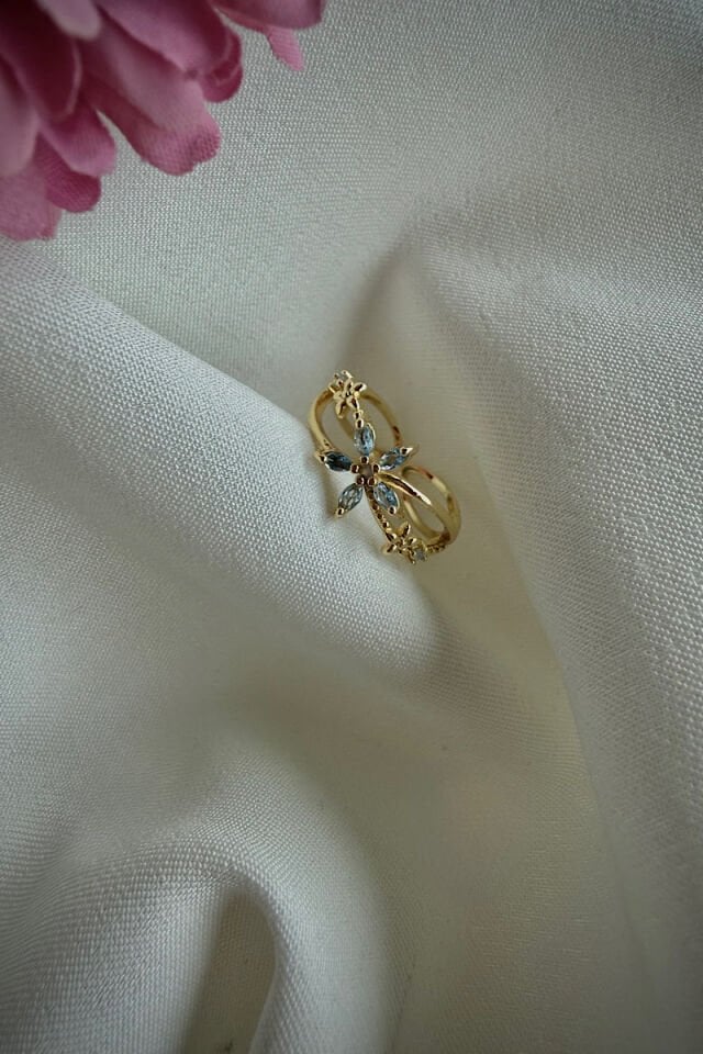 Minimal Çiçek Detaylı Mavi Taşlı Yüzük