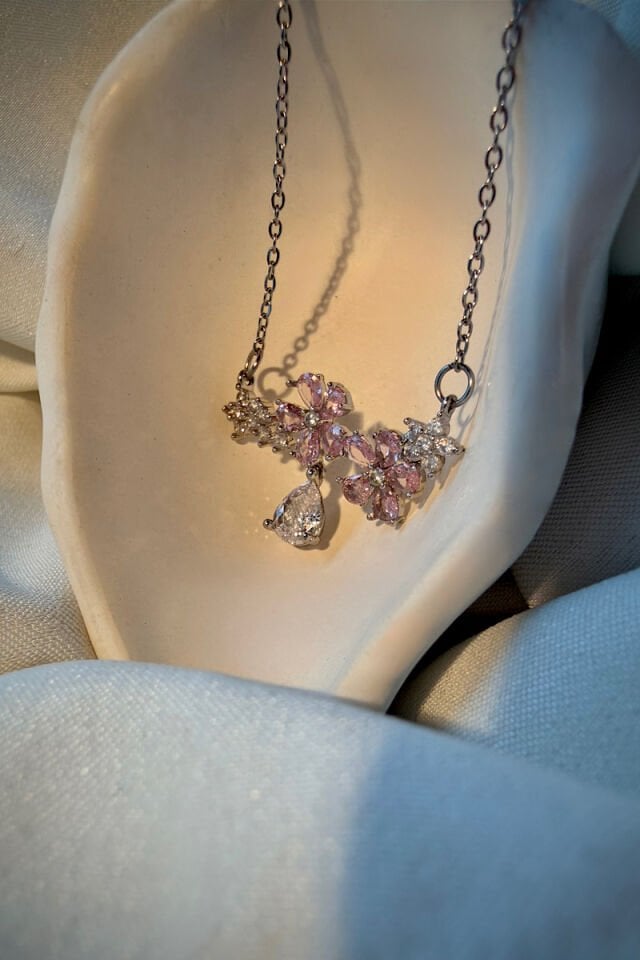 Vintage Pembe Taşlı Çiçek Detaylı Çelik Kolye