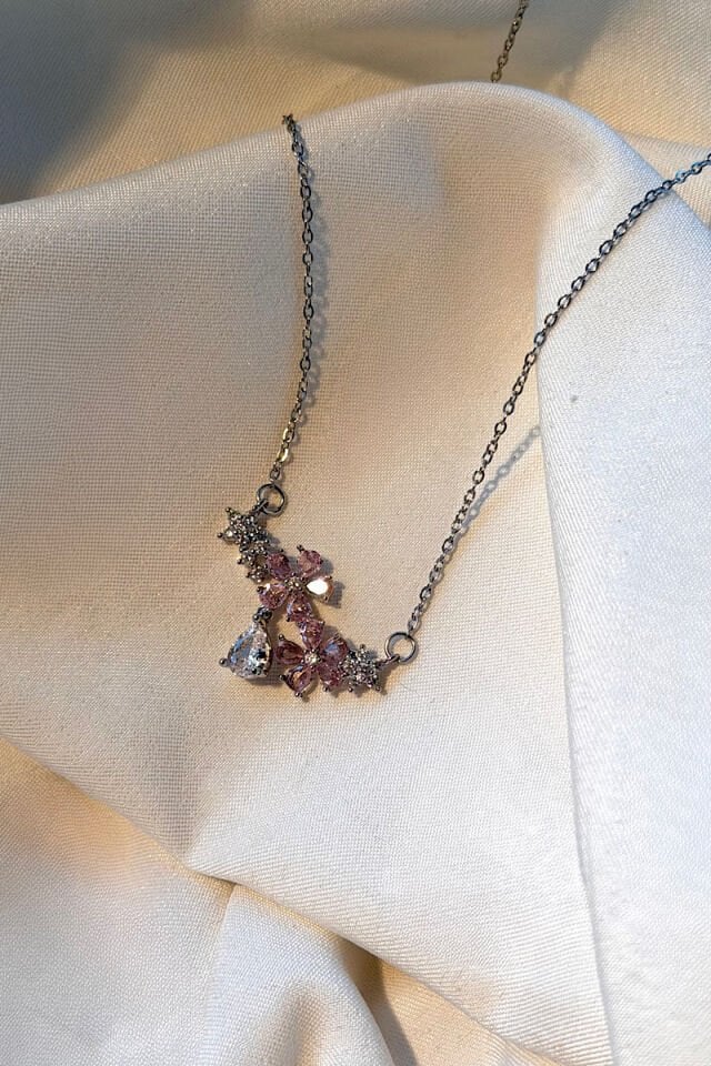 Vintage Pembe Taşlı Çiçek Detaylı Çelik Kolye