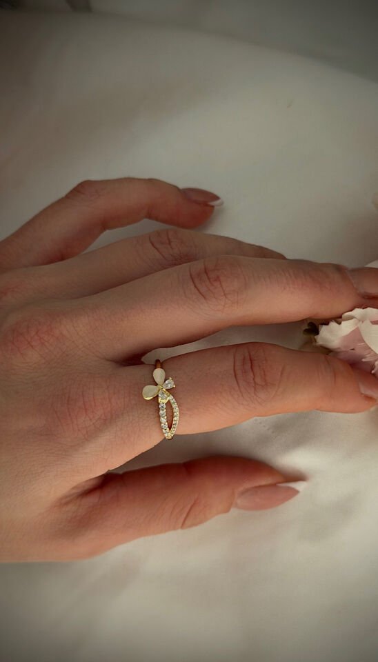 Minimal Fiyonk Detaylı Zirkon Taşlı Vintage Yüzük