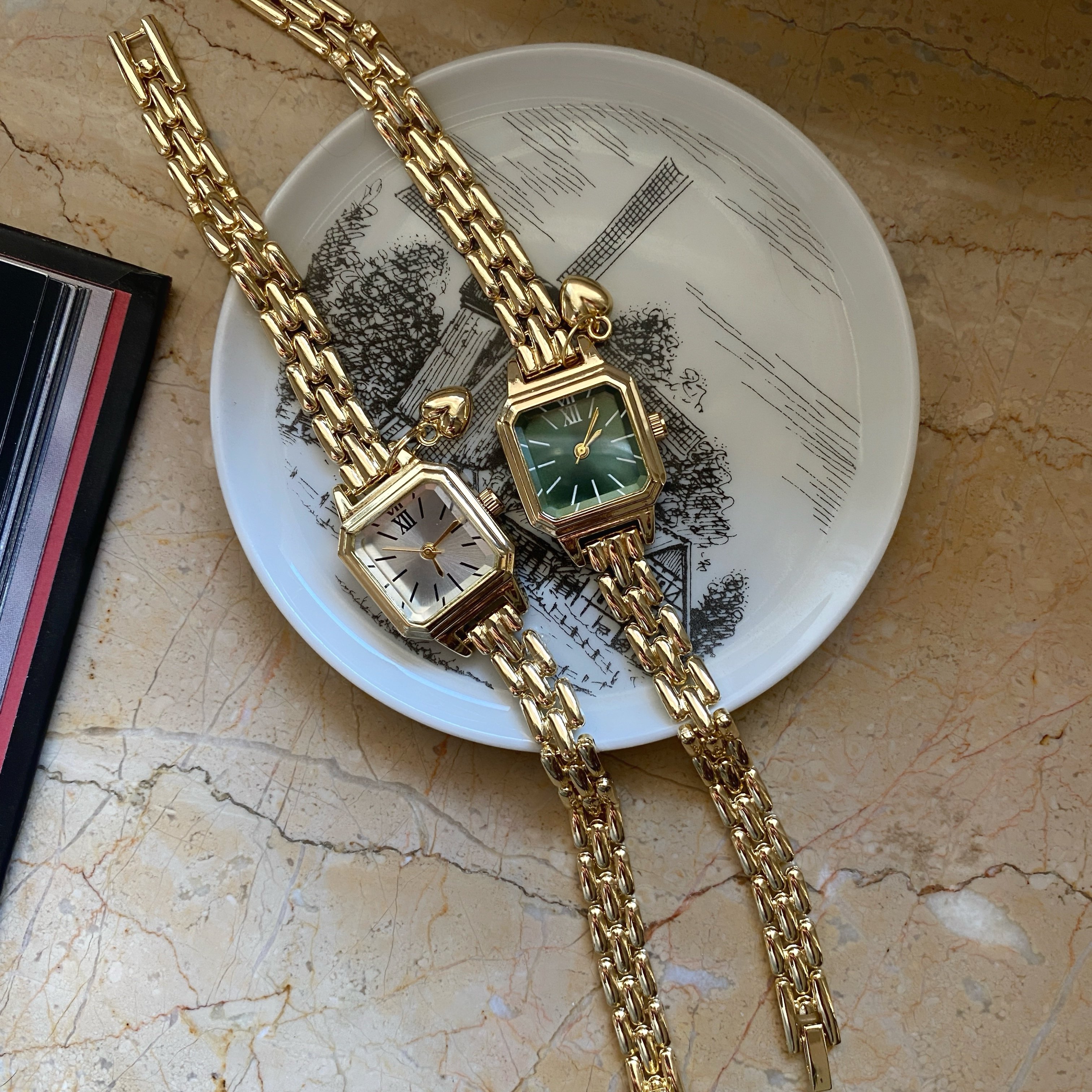 Kalp Charm Detaylı Vintage Saat