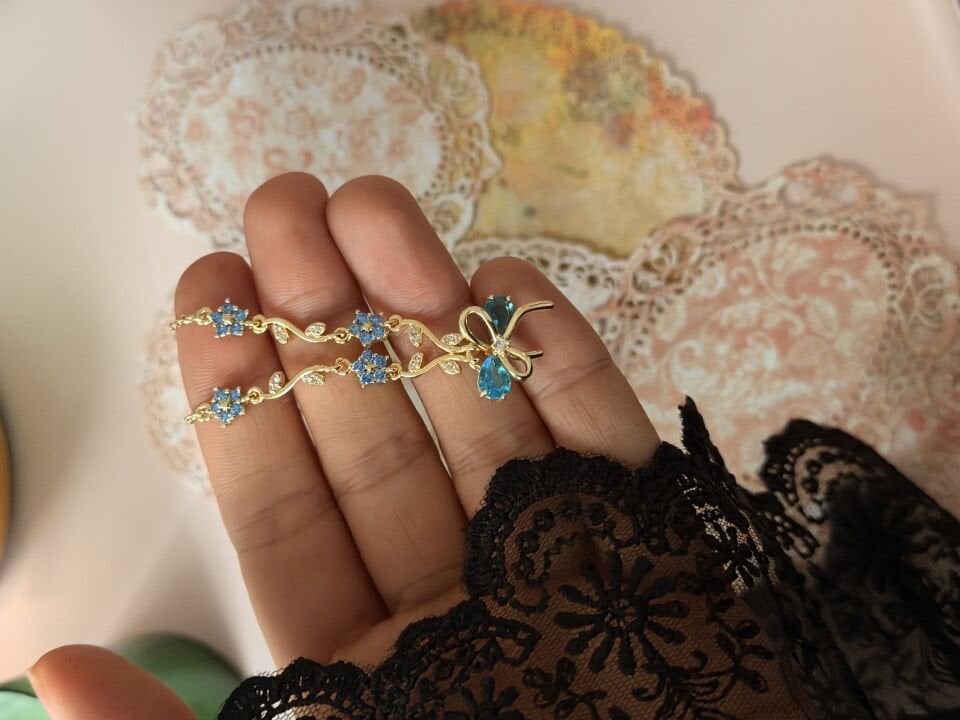 Mavi Taşlı Çiçek ve Fiyonk Motifli Vintage Kolye