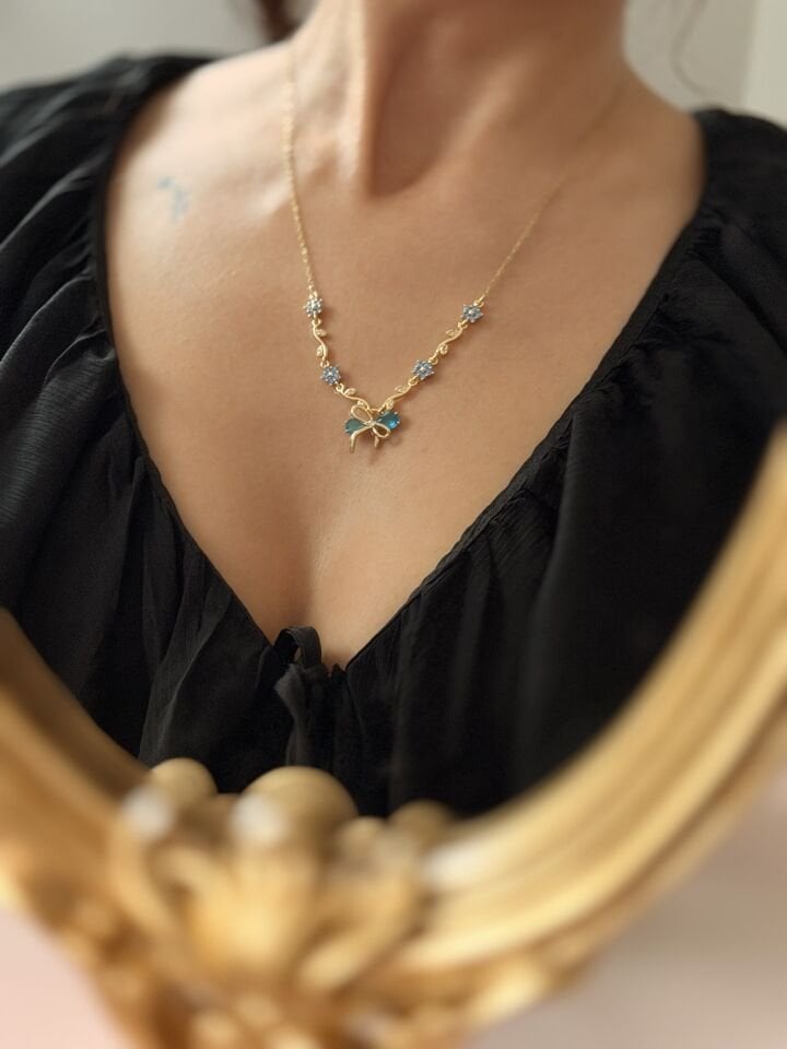 Mavi Taşlı Çiçek ve Fiyonk Motifli Vintage Kolye