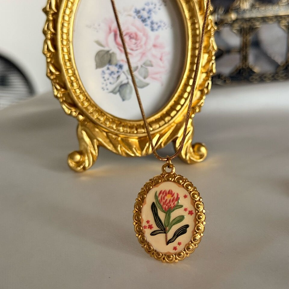 Vintage Zarif Çiçek Figürlü Çelik Kolye