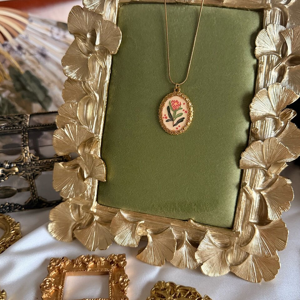Vintage Zarif Çiçek Figürlü Çelik Kolye