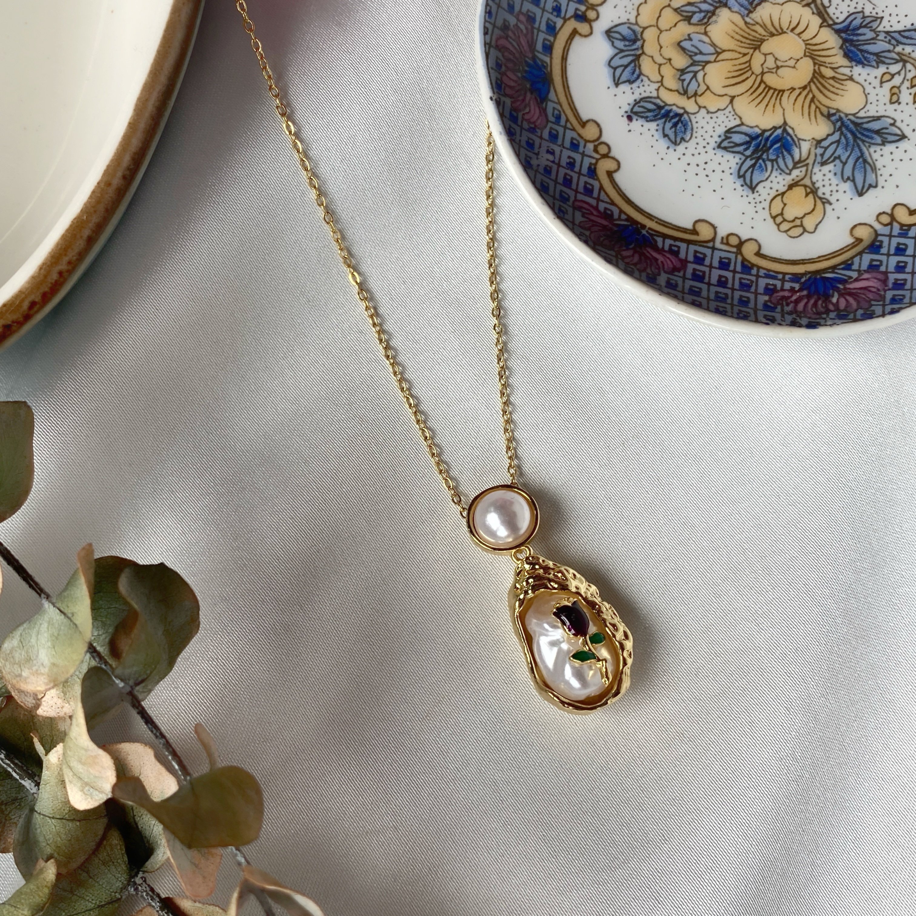 Vintage Gold Tasarım Gül Detaylı Çelik Kolye