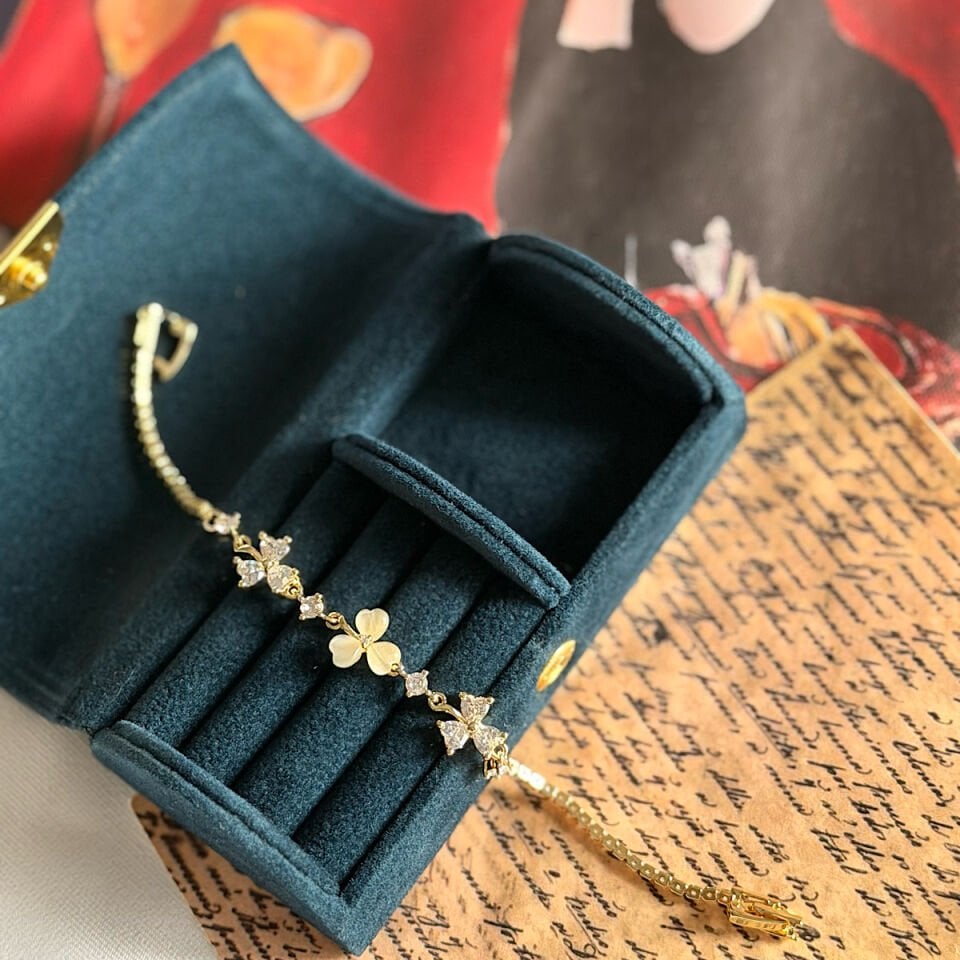 Yonca Figürlü Zirkon Taşlı Vintage Bileklik