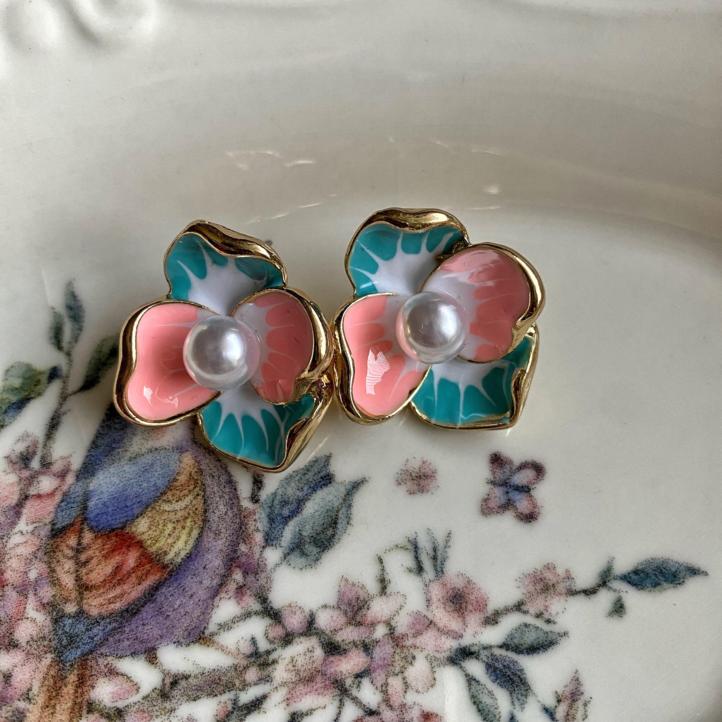 İnci Detaylı Vintage Çiçek Küpe