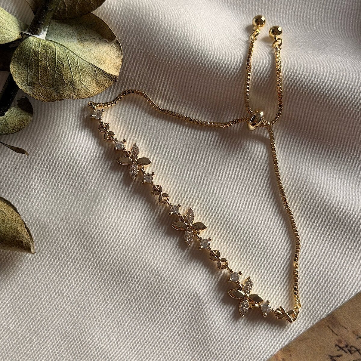 Zirkon Taşlı Çiçek ve Kelebek Figürlü Bileklik