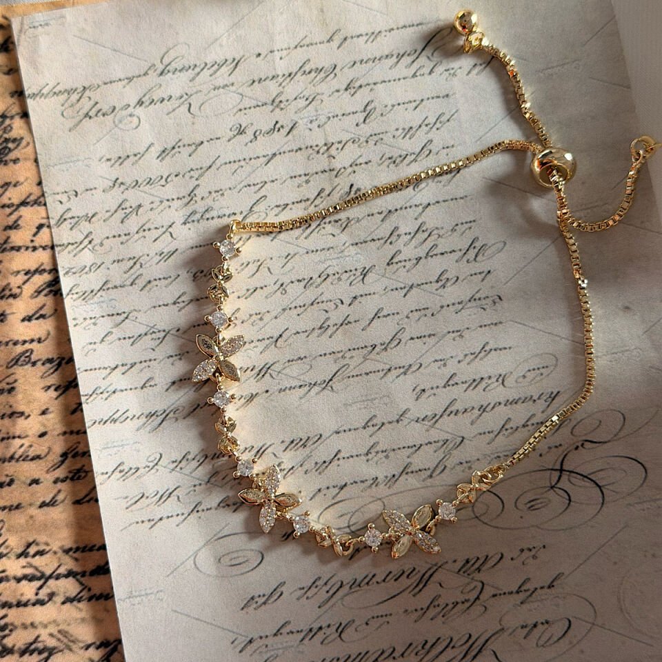 Zirkon Taşlı Çiçek ve Kelebek Figürlü Bileklik