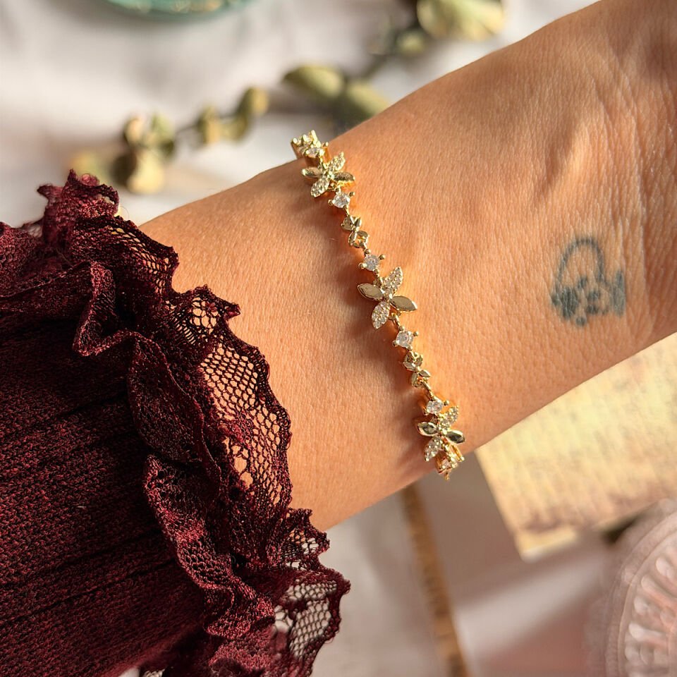 Zirkon Taşlı Çiçek ve Kelebek Figürlü Bileklik