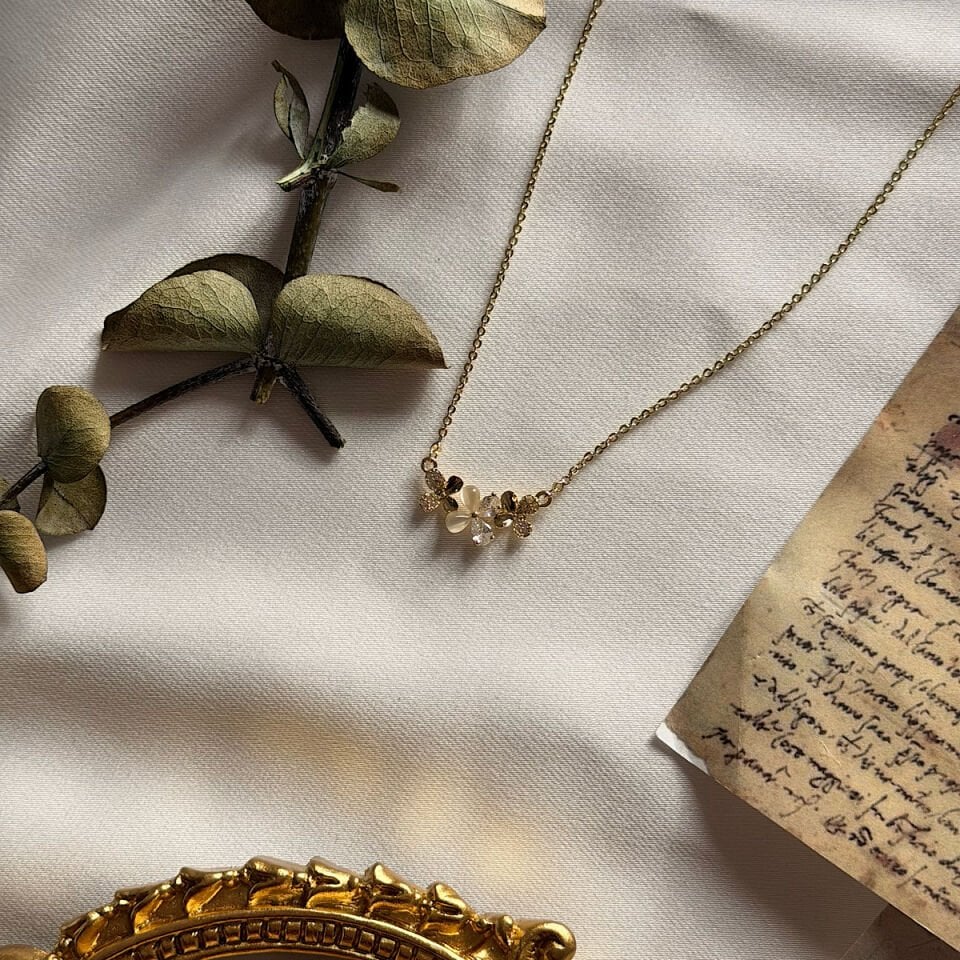 Zirkon Taşlı Kelebek Detaylı Çiçek Kolye