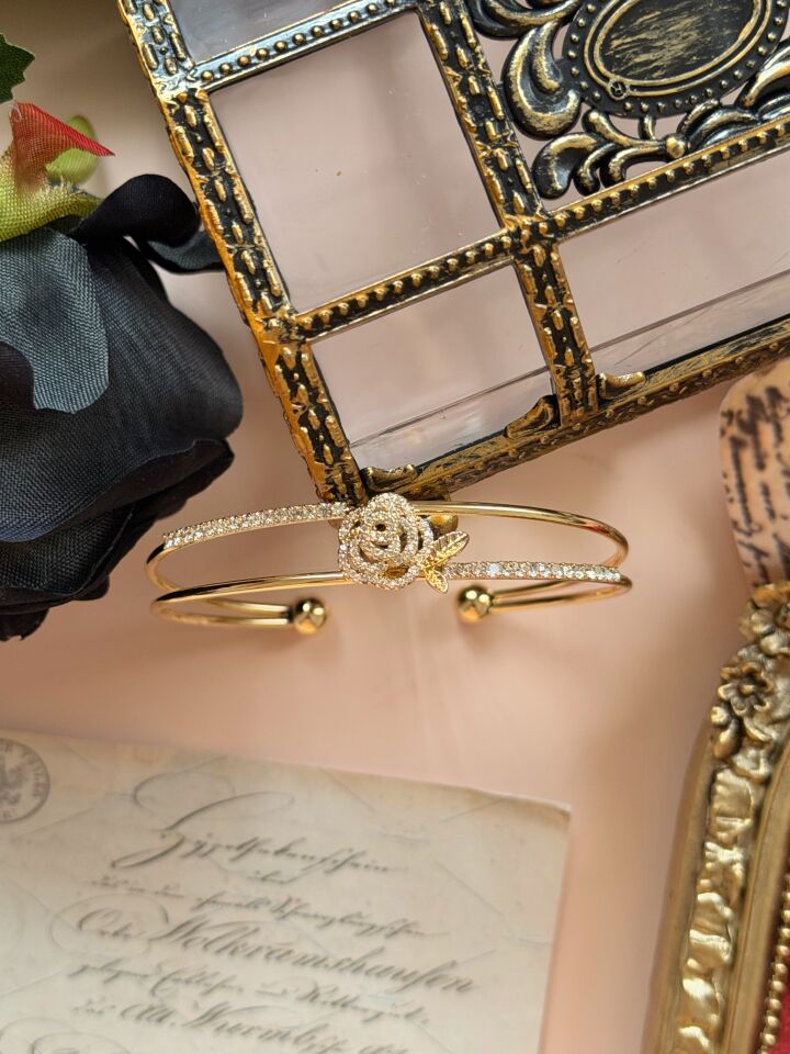 Zirkon Taşlı Gül Figürlü Gold Kadın Bileklik