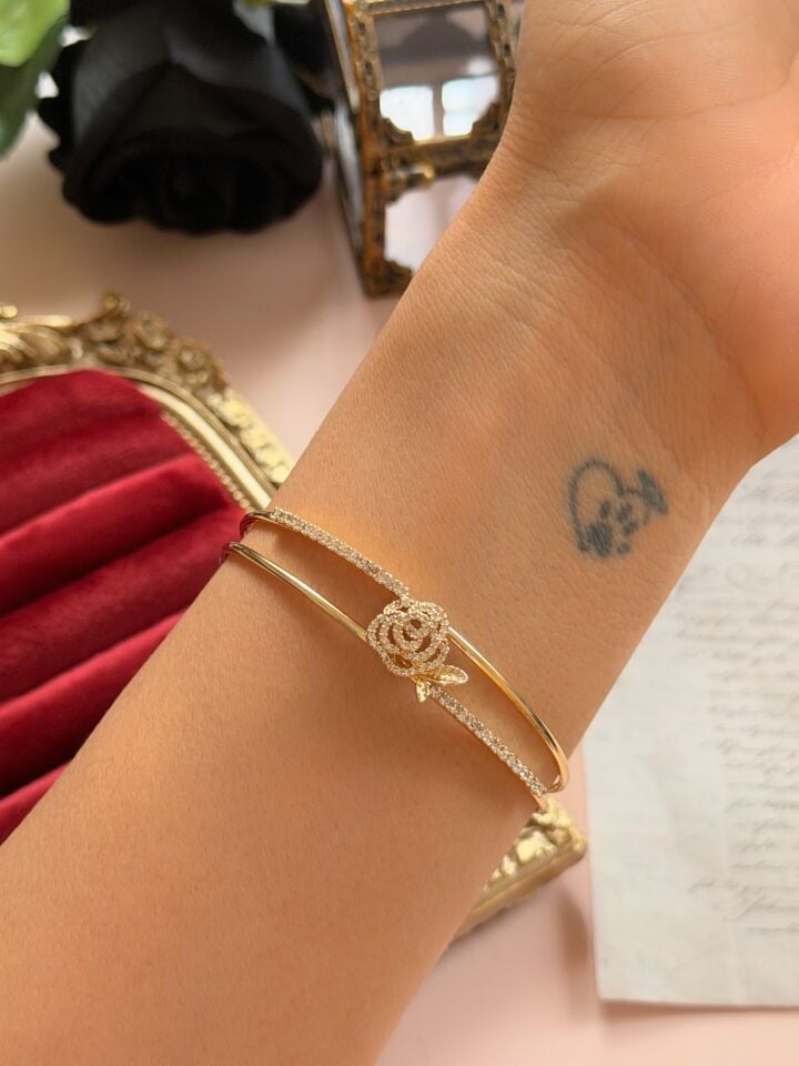 Zirkon Taşlı Gül Figürlü Gold Kadın Bileklik