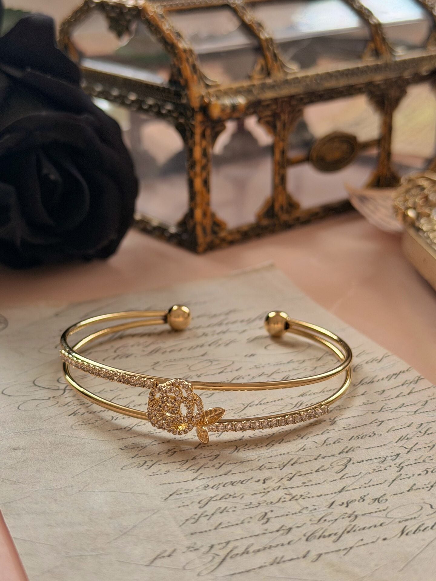 Zirkon Taşlı Gül Figürlü Gold Kadın Bileklik