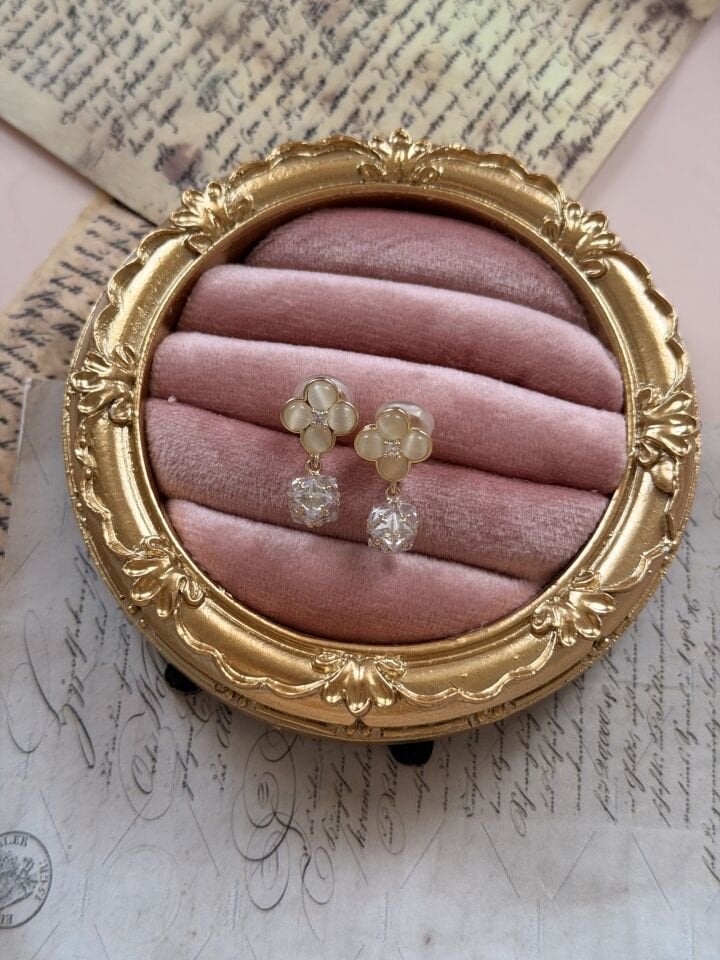 Gold Çiçek Detaylı Taşlı Kadın Sallantılı Küpe