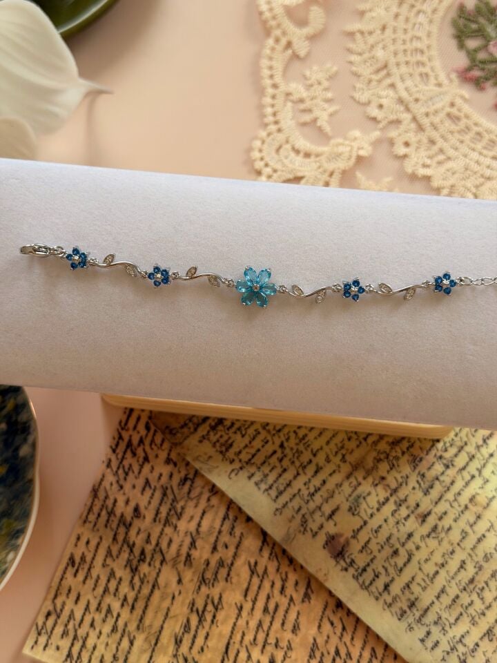 Mavi Çiçek Figürlü Zirkon Taşlı Zarif Kadın Bileklik