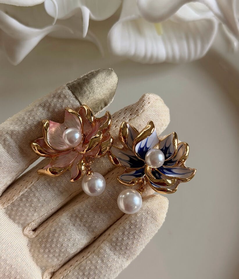 Vintage Lotus Çiçek Tasarımlı İnci Detaylı Kadın Broş