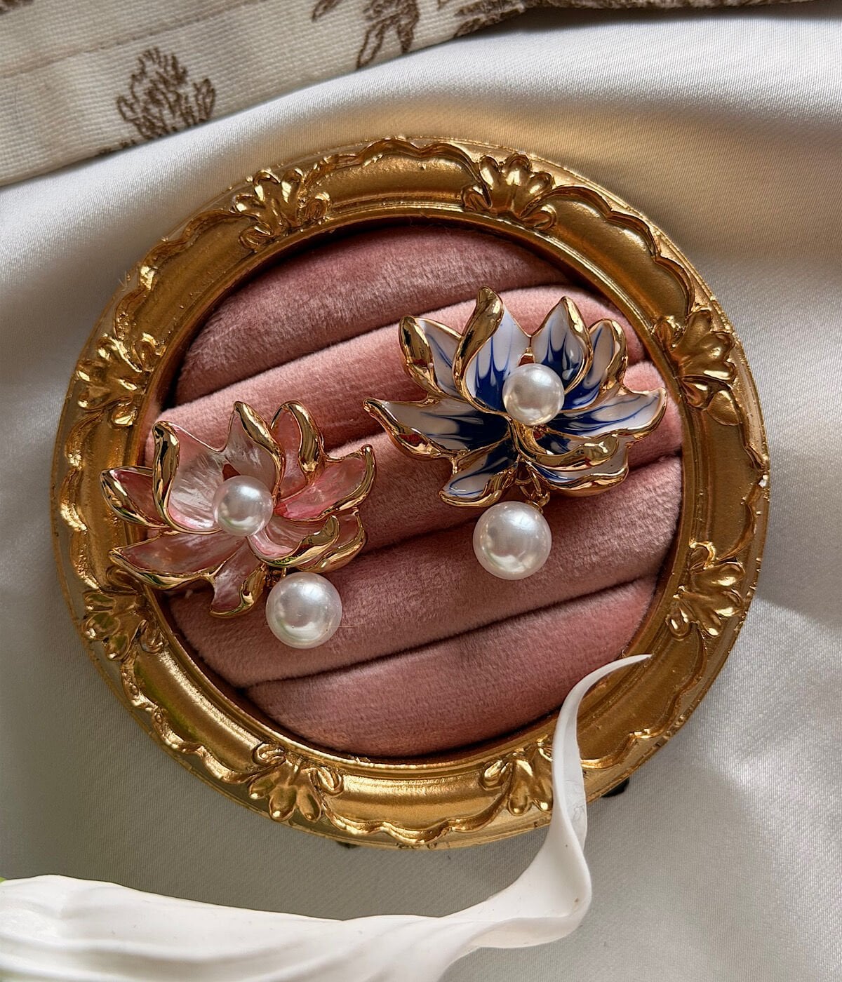 Vintage Lotus Çiçek Tasarımlı İnci Detaylı Kadın Broş