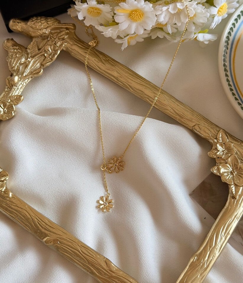 Minimal Papatya Tasarımlı Zirkon Taşlı Kadın Kolye