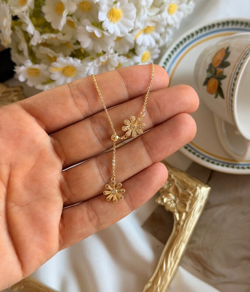 Minimal Papatya Tasarımlı Zirkon Taşlı Kadın Kolye