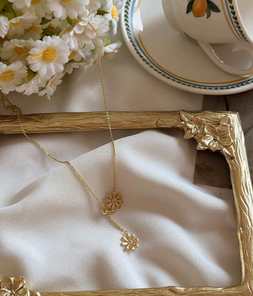 Minimal Papatya Tasarımlı Zirkon Taşlı Kadın Kolye