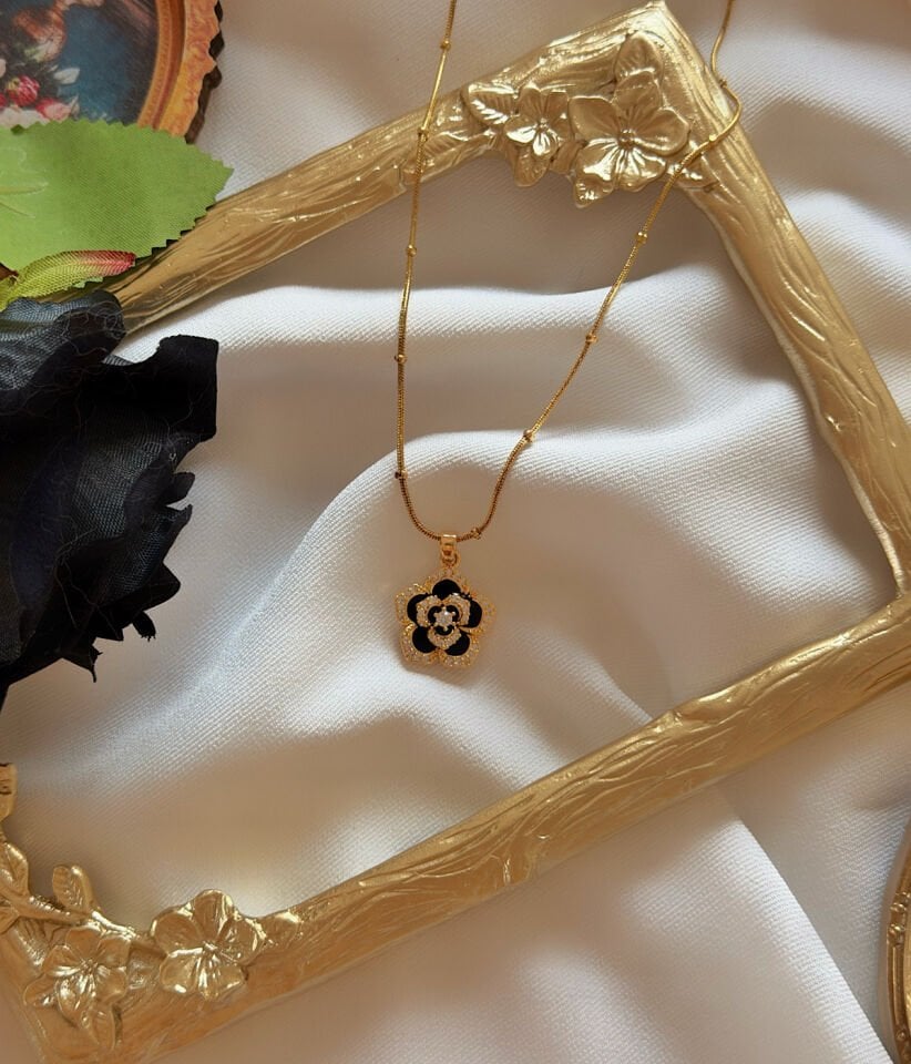 Vintage Siyah Gül Çelik Kolye