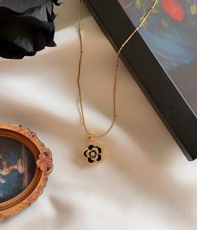 Vintage Siyah Gül Çelik Kolye