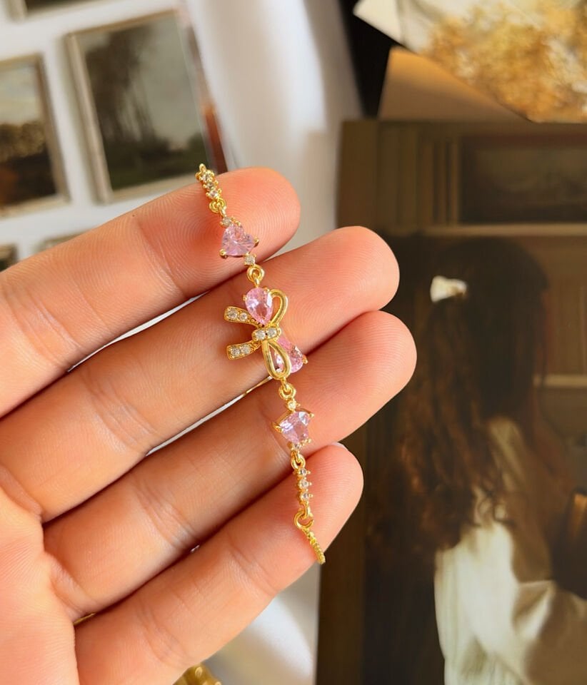 Pembe Taşlı Kalp Detaylı Fiyonk Tasarım Bileklik