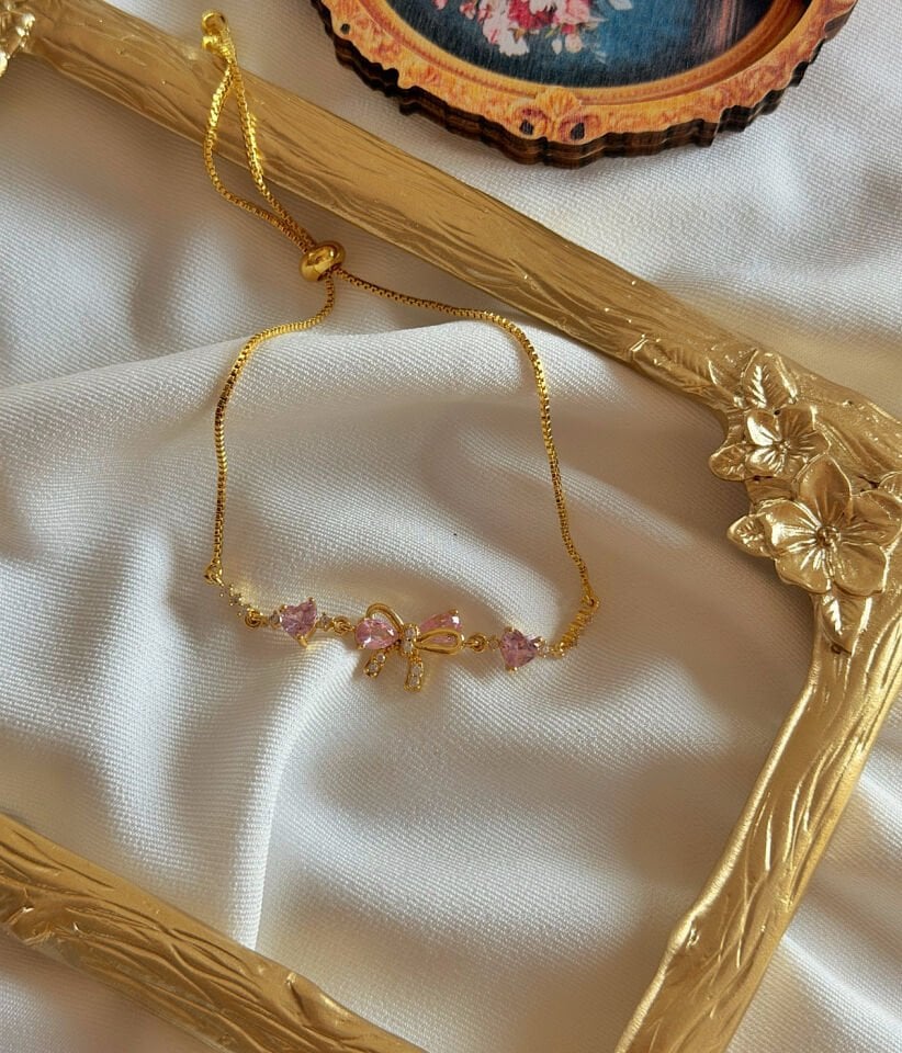 Pembe Taşlı Kalp Detaylı Fiyonk Tasarım Bileklik