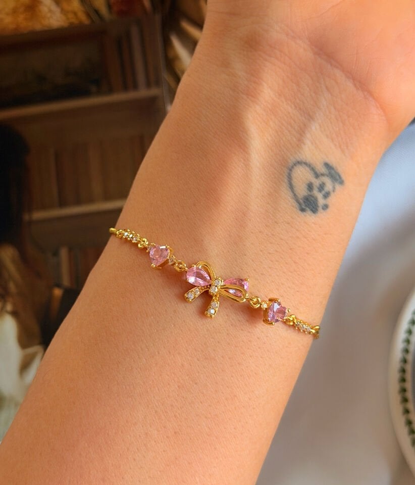 Pembe Taşlı Kalp Detaylı Fiyonk Tasarım Bileklik
