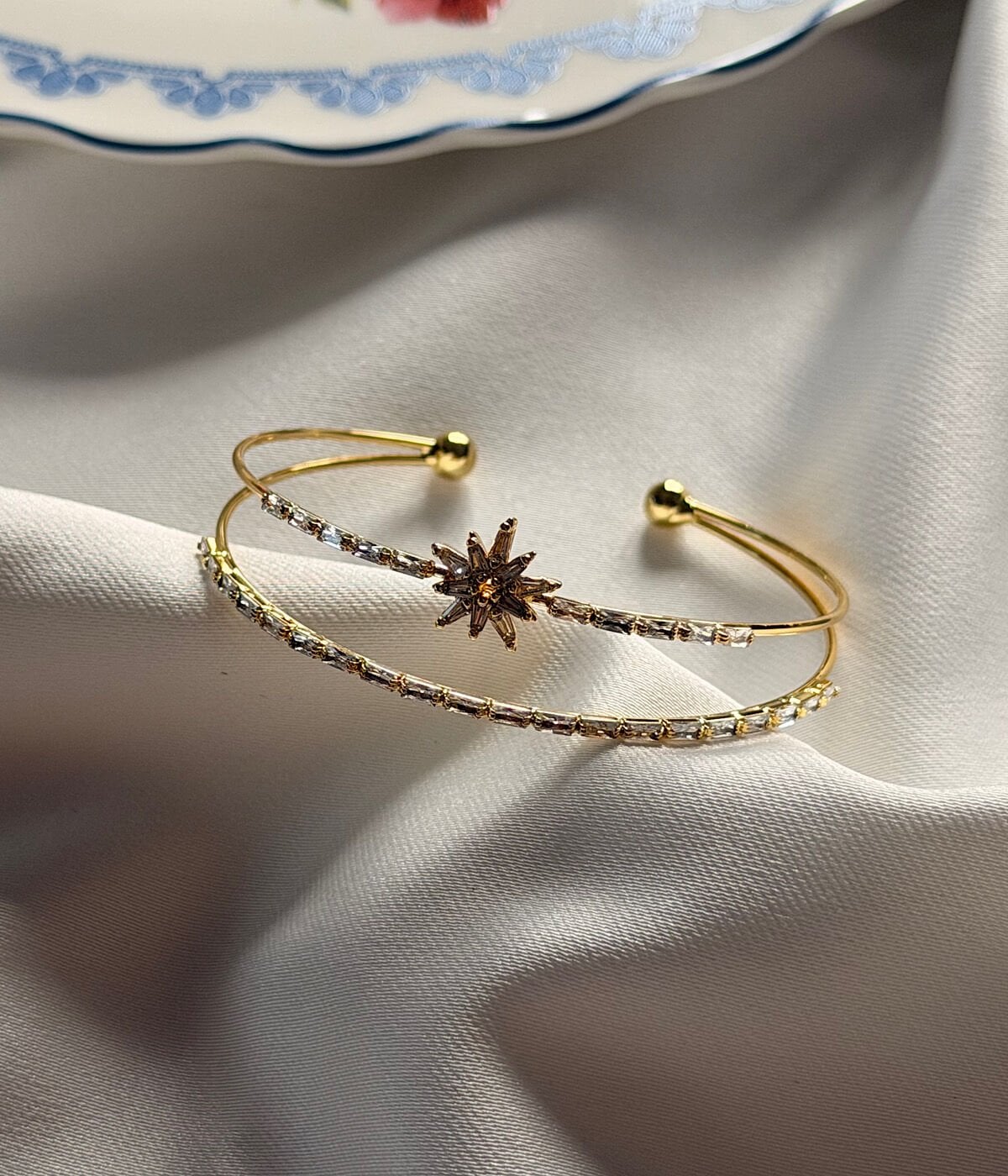 Vintage Minimal Yıldız Tasarımlı Zirkon Taşlı Kadın Bileklik